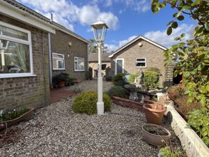 Side garden space- click for photo gallery